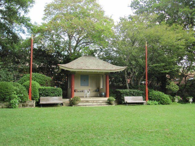 Garden pavilion and clipped hedges at Eryldene